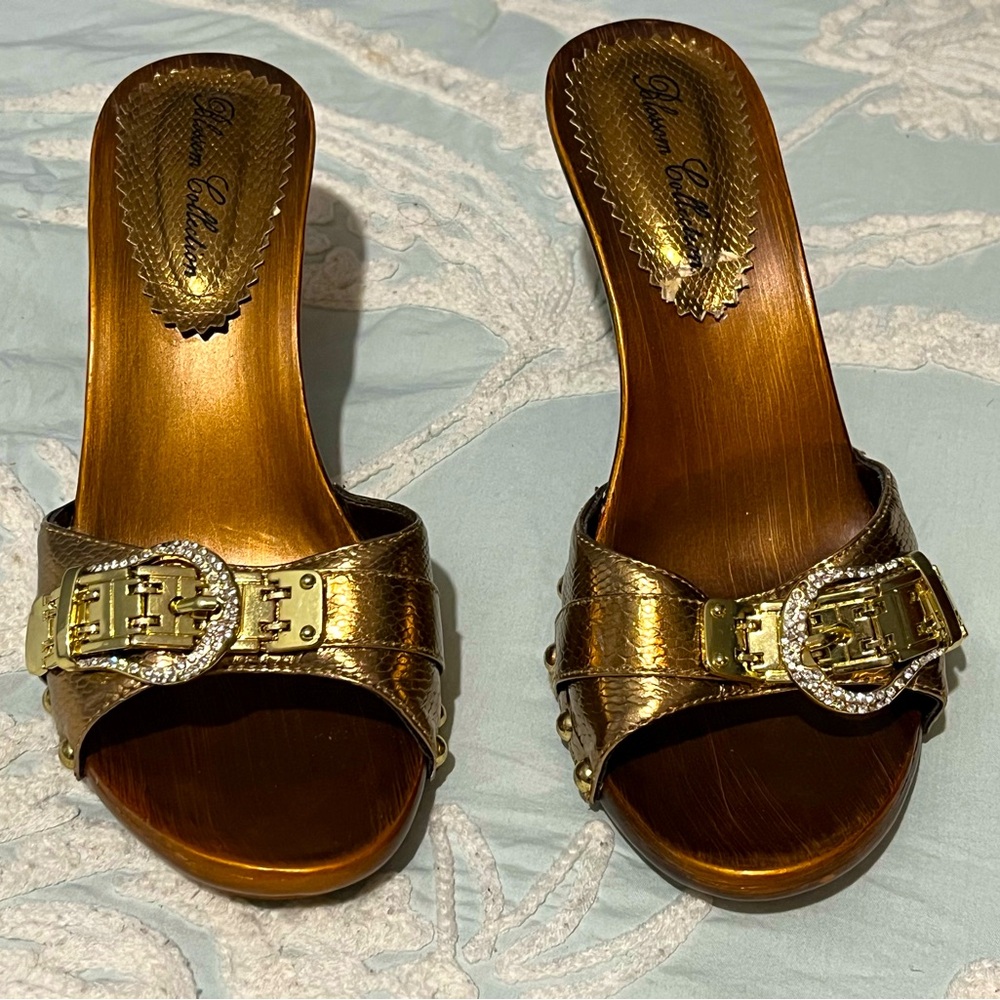 Gold heels blossom collection